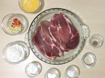 step1: 做法  
蛋打勻 
蒜頭去依切蓉 
辣椒切粒    
預備麵粉 
✨自製淮鹽= 五香粉 1/4茶匙 鹽 1 湯匙✨