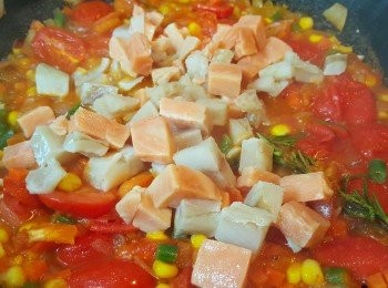 step7: 將三文魚粒加入，煮3-4分鐘。