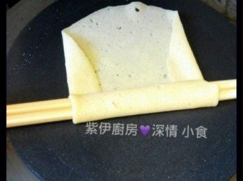 step5: - 蛋卷模壓實, 不時底面轉換, 令熱力均匀
- 約3-4mins , 蛋塊烤好