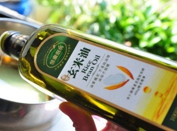 step6: 取出健康的油品【黃金玄米油】，在高溫油炸中，幾乎不起油煙的安定由質，絕對是炸物最佳的選擇用油喔!