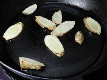 step1: 熱鍋爆香薑片