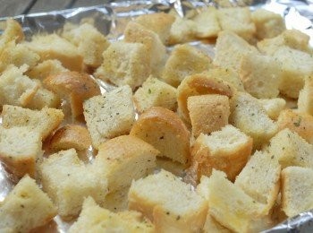 step3: 方法一：平均鋪在烤盤上，放入已預熱180度焗爐，焗約15分鐘至麵包粒金黃酥脆即可 （在焗至最後5分鐘，將麵包粒反轉另一面再烤） 方法二： 放在平底鑊內，用中小火焗吐司至金黃酥脆