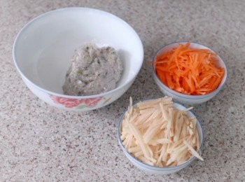 step1: 魚肉可自己做，我是在魚檔買現成的鯪魚肉。 將紅蘿蔔，馬鈴薯切幼絲