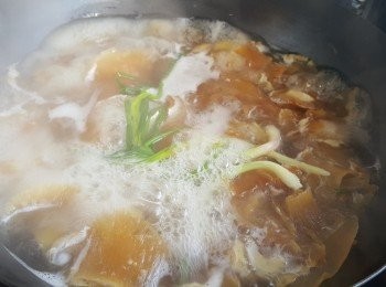 step3: 盛起豬骨，將魚翅加入雞湯中再煲1小時。