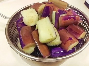 step2: 茄子表面變色即可撈起