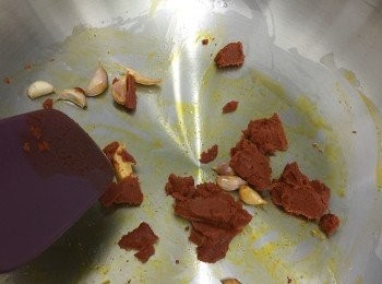 step1: 先爆香泰國蒜頭及紅咖哩醬