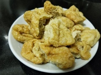 step5: 將麵筋稍為拖熱水，去除多餘油份