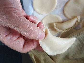 step16: 用手指公將皮向入摺出花邊