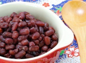 step6: 然後再用電鍋蒸25分鐘左右(外鍋放2/3杯水)，開關跳起後就可拿出來放涼