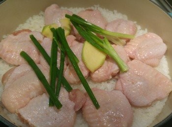 step3: 飯稍為推平加入無骨<a href="https://bit.ly/3zHU5V3" target="_blank" data-keyword="雞翼" class="guide-link"><strong>雞翼</strong></a> <span style="display:inline-block;vertical-align:middle;margin-top:-3px;color:initial;border-radius:3px;padding:2px 3px;font-size:12px;line-height:14px;background:#87d300;color:#fff;">即買</span> 和薑蔥蓋蓋5分鐘熄火焗五分鐘。