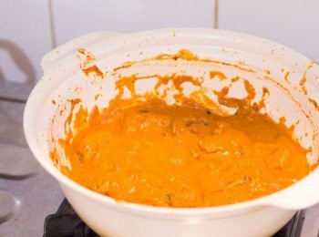 step10: 關火後慢慢倒入淡忌廉，邊倒邊攪拌至汁料順滑，上碟後加數條撕成細段的芫茜即成