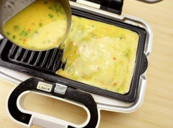step2: 選用Vitantonio的班尼尼烤盤，預熱後掃小許油在烤盤面倒入一半份量蛋漿。