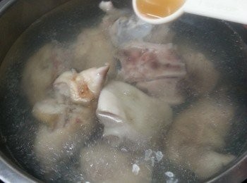 step1: 急凍豬手解凍後,用滾水加1茶匙醋出水3分鐘,用凍水沖洗乾淨(落醋作用是令豬手皮肉質更爽)