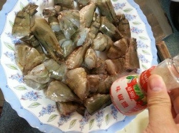 step3: 將蝦抹乾水份後,將蝦剪開一粒粒,灑上味椒鹽(剪開令蝦更入味)