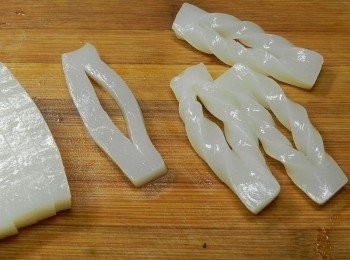 step2: 將白玉板切約0.8公分的長條，中間再切一刀，就可以捲出漂亮的形狀