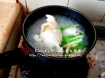 step9: 加入水用中火煮至滾起 , 盛起魚肚瀝乾水份備用