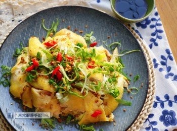 step6: 把吊過的雞去骨、斬件上碟，灑上蔥絲、金蒜、辣椒粒，可淋上雞汁或把汁分開上，完成。