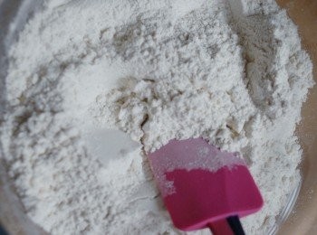 step3: <span class="group_2">麵包麵團</span>做法：先將麵粉，糖，乾酵母及鹽拌勻，然後下雞蛋及牛奶拌勻