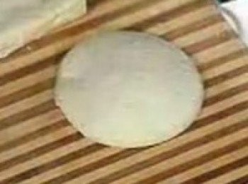 step5: 然後把另一片吐司放上去，稍微壓一下，用一隻玻璃小碗放到麵包上壓成圓形