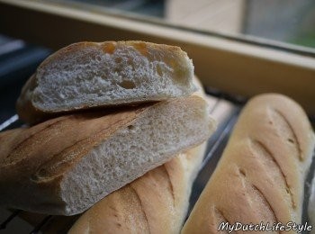 step3: 烤箱200度約25分鐘，外觀略呈金黃色，輕壓表面可以聽見喀滋喀滋聲響，外酥內鬆，麵包就大成功! 
《秘訣→烤箱內需放入一碗水一起烘培，水蒸氣會讓麵包酥鬆!》