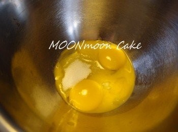 step2: 蛋黃略拂至起泡，加入砂糖攪拌至淡黃色。