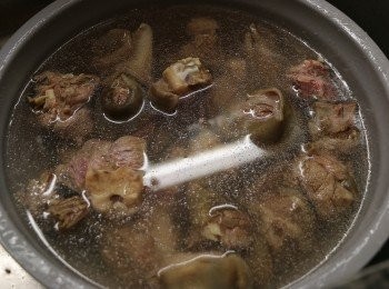 step4: 將炒好的羊肉用清水冲洗表面的油脂，並瀝乾水分。