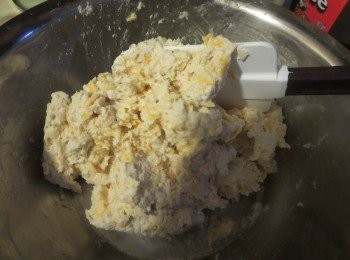 step3: 酪乳混合物加入到面粉混合物，并用橡皮刮刀轻轻混匀，直到面团成型。