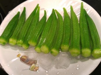 step5: 準備一隻碟,碟下面放冰塊再包保鮮紙,之後將秋葵放面。