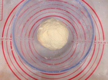step8: 先捏成粉粒，再搓至光滑成團（覺得太乾可逐少加一點水）
蓋上濕布醒發一小時左右