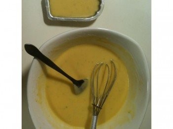 step12: 拿小湯匙將麵糊倒入烤模裡，盛裝九分滿。