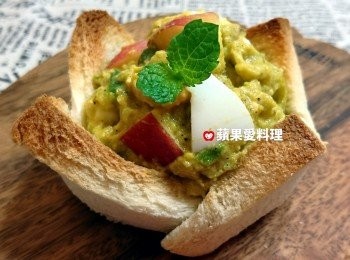 step5: 用湯匙挖取【蘋果酪梨蛋沙拉】，放進吐司盅即可。