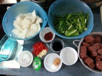 step2: 預備好各材料:蘿蔔去皮切滾刀型,韭菜洗淨切段,蒜頭切碎,長紅椒切絲