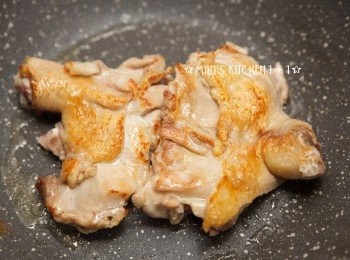 step1: 首先將雞腿肉下鍋煎至出油且表面金黃後，取出切塊。