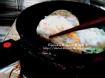 step11: 燒紅鑊 , 將餃子餅放入鑊中用慢火慢慢煎至兩面金黃色脆身 , 內餡蝦肉熟透