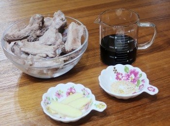 step2: 先準備好所需<span class="group_2">材料</span>，如照
醬油50ccˊ清酒50ccˊ味醂50ccˊ先調勻，
嫩薑切薄片，
豬肋排如步驟1先汆燙去除血水雜質