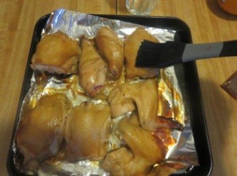 step2: 腌好的鸡肉，倒出多余的腌汁。在鸡身都刷上蜂蜜汁。鸡皮朝下。
烤箱选择上火+热风模式，（如果没有此功能，则在烤过2/3的时间后，将鸡多翻几次面）。预热到210℃，将鸡放入烤箱，烤20分钟后，取出将鸡翻面并再刷一次蜜汁。继续烤20分钟左右，烤到表面焦黄即可。