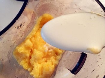 step7: 芒果沙冰加入3-4湯匙凍椰奶用湯匙攪拌成芒果沙冰椰奶昔。