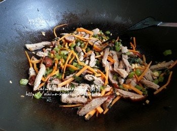 step4: 燒紅鑊，爆香蒜蓉後逐一加入甘旬絲，燒鴨及雪菜拌勻炒香