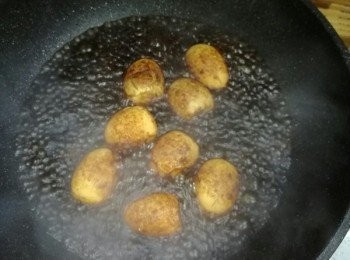 step3: 鍋中加水，沒過雞蛋，倒入醬油（上色）適量的鹽和細砂糖，攪拌，試下味道，味道合適就可以蓋上蓋子開火等它煮