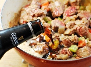 step5: 加入1/2杯啤酒，以木湯匙刮起鍋底咖啡色精華