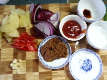 step4: 預備好所有材料:蒜頭切碎,洋蔥切段,長辣椒切細段(如怕辣可用紅圓椒代替),菠蘿片切一開四件