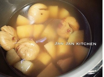 step1: 材料略洗，無花果剪半。加水大火煮滾，收中小火煲20分鐘至出味。最後才下雪梨多煮10分鐘即可。喜歡的話可以加入一小角陳皮，較正氣又去痰。