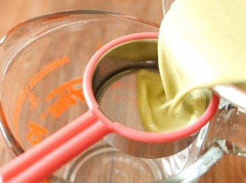 step11: 以小孔濾網把蛋漿過濾。