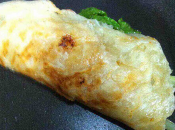 step5: 最後擠上番茄醬和沙拉醬，卷起，即可。