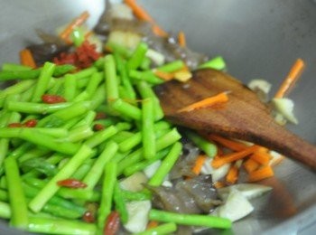 step4: 最後將川燙過的蘆筍下鍋一起略拌炒，最後放入枸杞子再調味即可