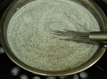 step6: 放入芝麻醬攪拌均勻後取一個大鍋子放入冰塊，再將芝麻奶酪放上不停攪拌至濃稠(這樣一來芝麻才不會全部都沉在底部)。