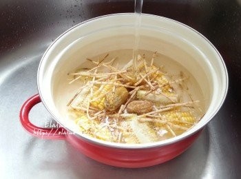 step3: 煲內放入粟米 , 茅根 , 蜜棗 , 加入適量水用中火煲15分鐘至滾