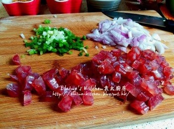 step6: 臘腸用熱水沖一沖洗切粒 , 蔥切粒 , 乾蔥頭去衣切片