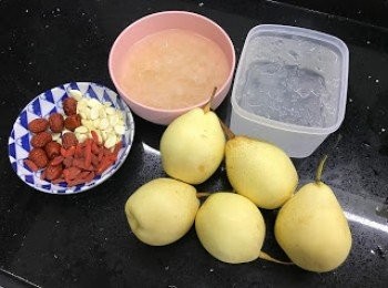 step1: 雪燕預早一天浸發 (我試過浸8小時未發夠)、雪蓮子預早浸6-8小時