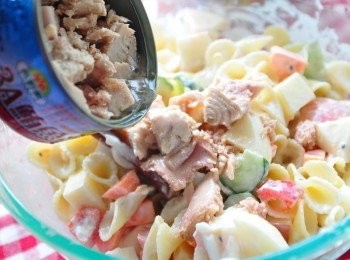 step5: 整罐的鮪魚塊加入沙拉盆中略拌，讓所有<span class="group_1">食材</span>吸收魚油香氣